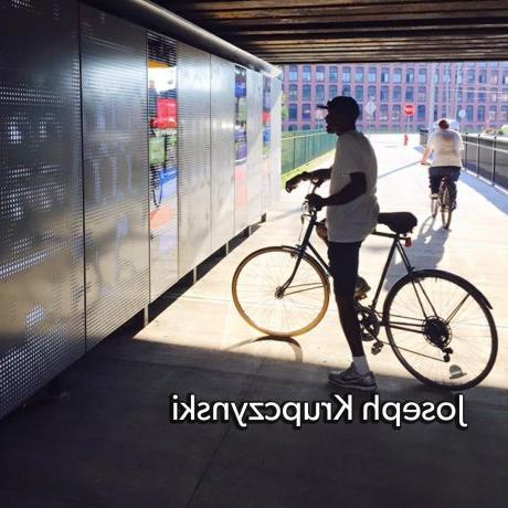 一个人骑着自行车在隧道里观看装置艺术的照片