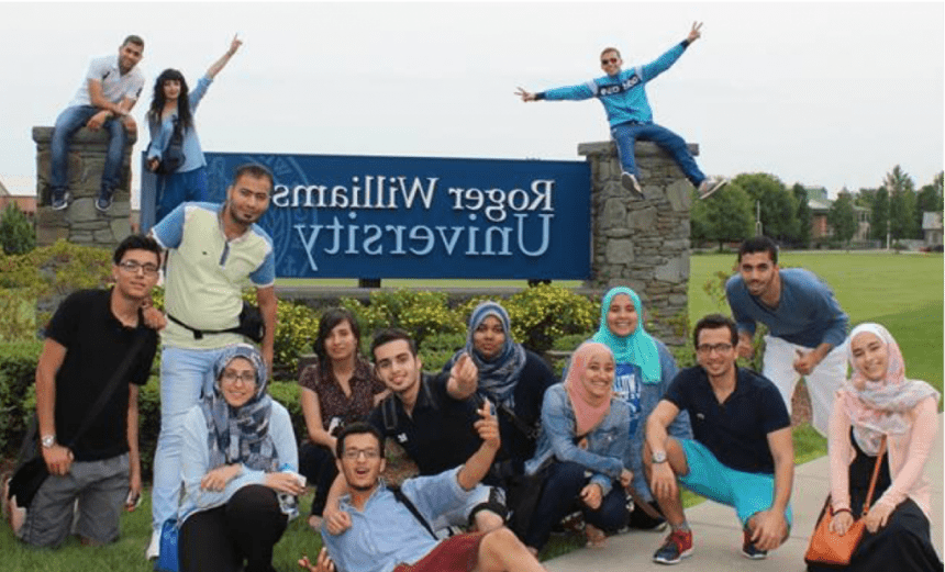 中东伙伴关系倡议的学生与RWU校园标志互动